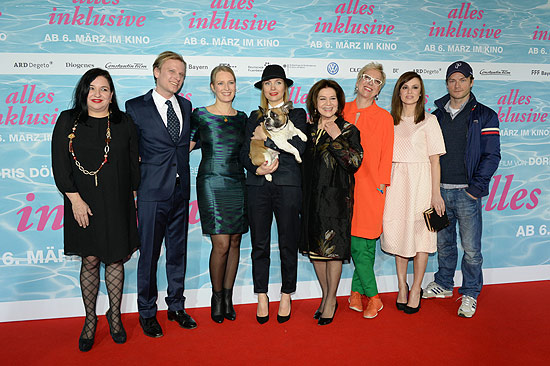 Maria Happel, Robert Stadlober, Stefanie von Poser, Nadja Uhl mit Hund Chica(Dr. Freud), Doris Dörrie, Natalia Avelon, Hannelore Elsner, Hinnerk Schöneman (©Foto: 2014 Constantin Film Verleih GmbH)